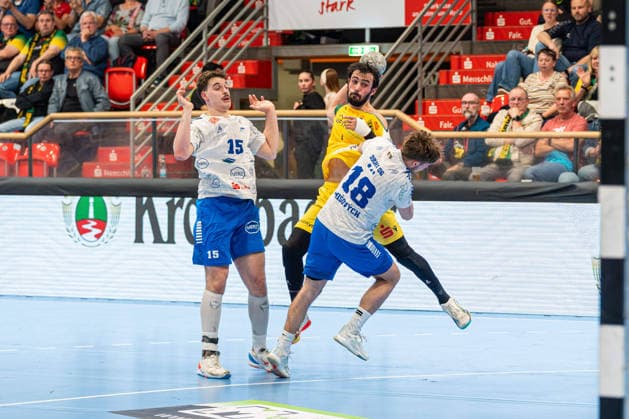 Hagen, Deutschland 24. April 2026: 2. Handball Bundesliga - 2025 2026 - Sp. 29 - VfL Eintracht Hagen gegen Dessau-Roßlauer HV Im Bild: v. li. im Zweikampf Marcel Nowak (DRHV), Pouya Norouzi (VfL) beim Torwurf und David Misovych (DRHV) Ischelandhalle Nordrhein Westfalen Copyright: xFotostandx xKruczynskix
