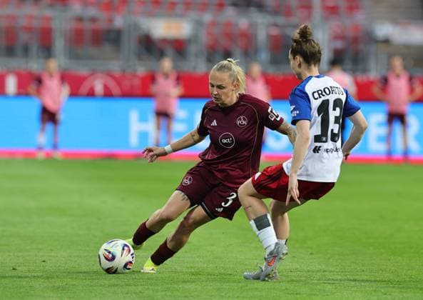 24.04.2026 - Fussball - Saison 2025 2026 - 1. Frauen - Fussball - Bundesliga - 23. Spieltag: 1. FC Nürnberg FCN ( Club ) - Hamburger SV HSV - Sportfoto Zink DaMa - xdaxmax - Fany Proniez (3, 1. FC Nürnberg FCN ) Michela Croatto (13, Hamburger SV )