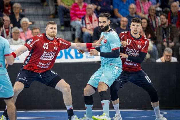 DAIKIN HBL: SG Flensburg-Handewitt vs MT Melsungen; 24.04.26 Kampf am Kreis Blaz Blagotinsek (Nr.43, SG Flensburg-Handewitt), RubÃ n Marchan (Nr.02, MT Melsungen), Marko Grgic (Nr.17, SG Flensburg-Handewitt) DAIKIN HBL: SG Flensburg-Handewitt vs MT Melsungen, GP JOULE Arena am 24.04.26 Copyright: xBEAUTIFULxSPORTS MarioxM.xKobergx