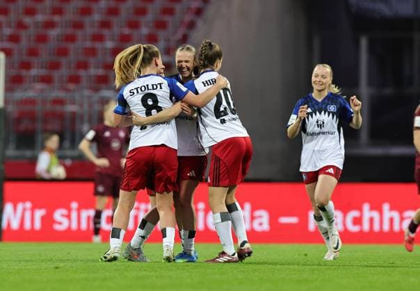 24.04.2026 - Fussball - Saison 2025 2026 - 1. Frauen - Fussball - Bundesliga - 23. Spieltag: 1. FC Nürnberg FCN ( Club ) - Hamburger SV HSV - Sportfoto Zink DaMa - xdaxmax - Jubel Freude nach Spielende - Mannschaft Team des HSV freut sich Freude