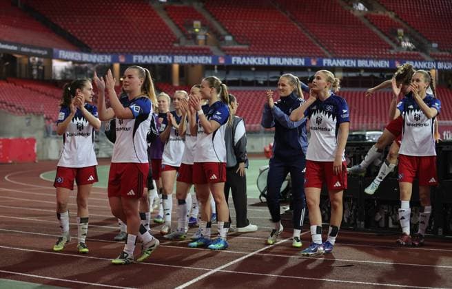 24.04.2026 - Fussball - Saison 2025 2026 - 1. Frauen - Fussball - Bundesliga - 23. Spieltag: 1. FC Nürnberg FCN ( Club ) - Hamburger SV HSV - Sportfoto Zink DaMa - xdaxmax - Jubel Freude nach Spielende - Mannschaft Team des HSV freut sich Freude - applaudiert klatscht in die Hände Zuschauer Publikum Fans zu