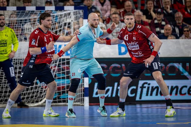 DAIKIN HBL: SG Flensburg-Handewitt vs MT Melsungen; 24.04.26 Kampf am Kreis Johannes Golla (Nr.04, SG Flensburg-Handewitt), Arnar Freyr Arnarsson (Nr.21, MT Melsungen), Blaz Blagotinsek (Nr.43, SG Flensburg-Handewitt) DAIKIN HBL: SG Flensburg-Handewitt vs MT Melsungen, GP JOULE Arena am 24.04.26 Copyright: xBEAUTIFULxSPORTS MarioxM.xKobergx