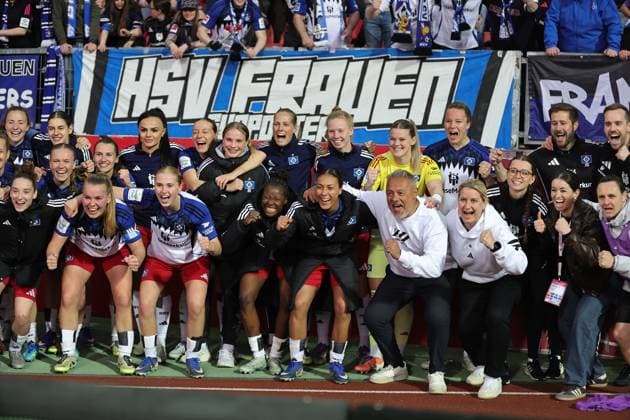 24.04.2026 - Fussball - Saison 2025 2026 - 1. Frauen - Fussball - Bundesliga - 23. Spieltag: 1. FC Nürnberg FCN ( Club ) - Hamburger SV HSV - Sportfoto Zink DaMa - xdaxmax - Jubel Freude nach Spielende - Rodolfo Cardoso (Trainer Hamburger SV ) und Mannschaft Team des HSV freut sich Freude - applaudiert klatscht in die Hände Zuschauer Publikum Fans zu