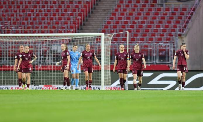 24.04.2026 - Fussball - Saison 2025 2026 - 1. Frauen - Fussball - Bundesliga - 23. Spieltag: 1. FC Nürnberg FCN ( Club ) - Hamburger SV HSV - Sportfoto Zink DaMa - xdaxmax - Mannschaft Team des FCN enttäuscht Enttäuschung nach Spielende