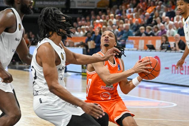 Alonzo Verge jr. (RASTA Vechta, 11) am Ball gegen Chip Flanigan (Basketball Loewen Braunschweig, 30) RASTA Vechta vs. Basketball Loewen Braunschweig, easyCredit Basketball Bundesliga, 31. Spieltag, Saison 2025 2026, 24.04.2026, RASTA Vechta vs. Basketball Loewen Braunschweig, easyCredit Basketball Bundesliga, 31. Spieltag, Saison 2025 2026, 24.04.2026 Vechta Copyright: xEibner-Pressefoto RobertxGertzenx EP_RGN