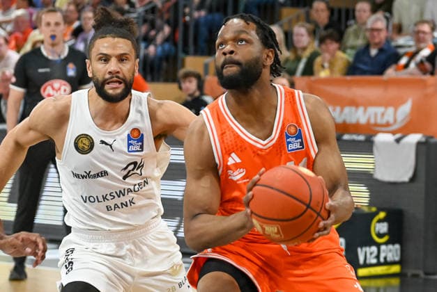 Lloyd Pandi (RASTA Vechta, 41) am Ball gegen Kaza Kajami-Keane (Basketball Loewen Braunschweig, 24) RASTA Vechta vs. Basketball Loewen Braunschweig, easyCredit Basketball Bundesliga, 31. Spieltag, Saison 2025 2026, 24.04.2026, RASTA Vechta vs. Basketball Loewen Braunschweig, easyCredit Basketball Bundesliga, 31. Spieltag, Saison 2025 2026, 24.04.2026 Vechta Copyright: xEibner-Pressefoto RobertxGertzenx EP_RGN
