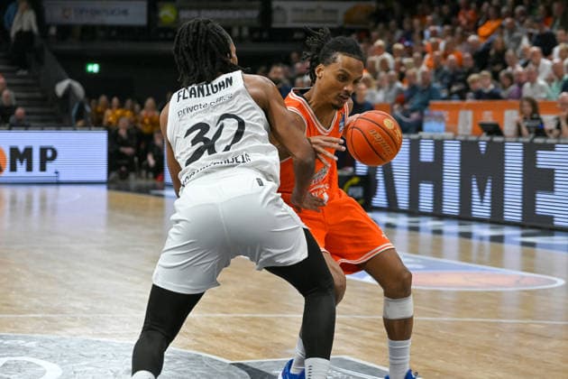 Alonzo Verge jr. (RASTA Vechta, 11) am Ball gegen Chip Flanigan (Basketball Loewen Braunschweig, 30) RASTA Vechta vs. Basketball Loewen Braunschweig, easyCredit Basketball Bundesliga, 31. Spieltag, Saison 2025 2026, 24.04.2026, RASTA Vechta vs. Basketball Loewen Braunschweig, easyCredit Basketball Bundesliga, 31. Spieltag, Saison 2025 2026, 24.04.2026 Vechta Copyright: xEibner-Pressefoto RobertxGertzenx EP_RGN