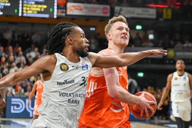 Lars Thiemann (RASTA Vechta, 21) am Ball gegen Chip Flanigan (Basketball Loewen Braunschweig, 30) RASTA Vechta vs. Basketball Loewen Braunschweig, easyCredit Basketball Bundesliga, 31. Spieltag, Saison 2025 2026, 24.04.2026, RASTA Vechta vs. Basketball Loewen Braunschweig, easyCredit Basketball Bundesliga, 31. Spieltag, Saison 2025 2026, 24.04.2026 Vechta Copyright: xEibner-Pressefoto RobertxGertzenx EP_RGN