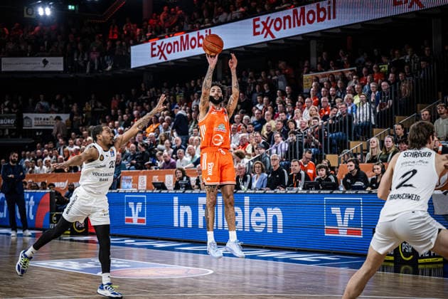 1. Basketball Bundesliga, easyCredit BBL, Saison 2025 2026, Herren, Hauptrunde, 31. Spieltag, 24.04.2026, RASTA Vechta - Löwen Braunschweig Tevin Brown ( 10 - RASTA Vechta) beim Jumpshot Vechta RASTA Dome Niedersachsen Deutschland