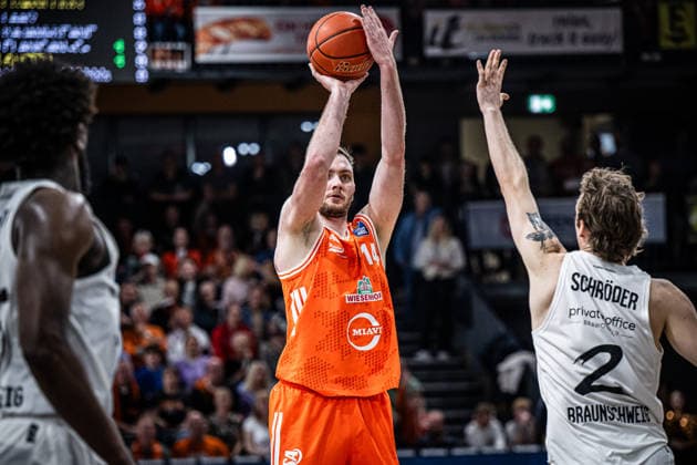 1. Basketball Bundesliga, easyCredit BBL, Saison 2025 2026, Herren, Hauptrunde, 31. Spieltag, 24.04.2026, RASTA Vechta - Löwen Braunschweig Philipp Herkenhoff ( 14 - RASTA Vechta) beim Jumpshot Vechta RASTA Dome Niedersachsen Deutschland