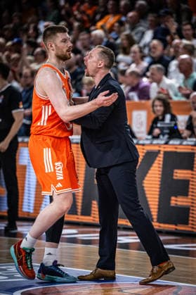 1. Basketball Bundesliga, easyCredit BBL, Saison 2025 2026, Herren, Hauptrunde, 31. Spieltag, 24.04.2026, RASTA Vechta - Löwen Braunschweig Christian Held (Head-Coach - RASTA Vechta) und Luc van Slooten ( 6 - RASTA Vechta) während der Partie Vechta RASTA Dome Niedersachsen Deutschland