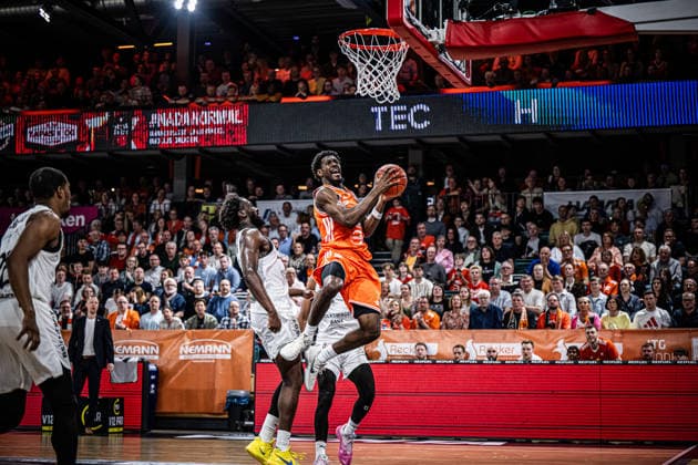 1. Basketball Bundesliga, easyCredit BBL, Saison 2025 2026, Herren, Hauptrunde, 31. Spieltag, 24.04.2026, RASTA Vechta - Löwen Braunschweig TJ Bamba ( 5 - RASTA Vechta) beim Korbleger Vechta RASTA Dome Niedersachsen Deutschland