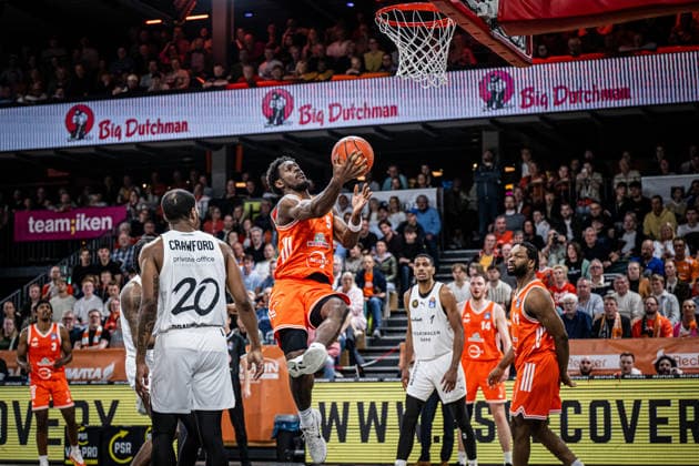 1. Basketball Bundesliga, easyCredit BBL, Saison 2025 2026, Herren, Hauptrunde, 31. Spieltag, 24.04.2026, RASTA Vechta - Löwen Braunschweig TJ Bamba ( 5 - RASTA Vechta) beim Korbleger Vechta RASTA Dome Niedersachsen Deutschland