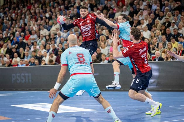 DAIKIN HBL: SG Flensburg-Handewitt vs MT Melsungen; 24.04.26 Pass von Marko Grgic (Nr.17, SG Flensburg-Handewitt) zu Johannes Golla (Nr.04, SG Flensburg-Handewitt) DAIKIN HBL: SG Flensburg-Handewitt vs MT Melsungen, GP JOULE Arena am 24.04.26 Copyright: xBEAUTIFULxSPORTS MarioxM.xKobergx