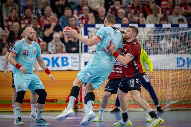 DAIKIN HBL: SG Flensburg-Handewitt vs MT Melsungen; 24.04.26 Dainis Kristopans (Nr.10, MT Melsungen) gegen Blaz Blagotinsek (Nr.43, SG Flensburg-Handewitt) DAIKIN HBL: SG Flensburg-Handewitt vs MT Melsungen, GP JOULE Arena am 24.04.26 Copyright: xBEAUTIFULxSPORTS MarioxM.xKobergx