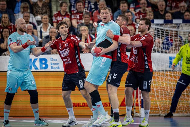 DAIKIN HBL: SG Flensburg-Handewitt vs MT Melsungen; 24.04.26 Dainis Kristopans (Nr.10, MT Melsungen) gegen Blaz Blagotinsek (Nr.43, SG Flensburg-Handewitt) DAIKIN HBL: SG Flensburg-Handewitt vs MT Melsungen, GP JOULE Arena am 24.04.26 Copyright: xBEAUTIFULxSPORTS MarioxM.xKobergx