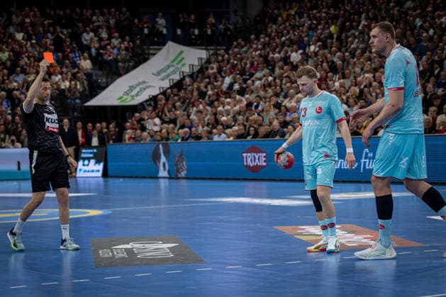 DAIKIN HBL: SG Flensburg-Handewitt vs MT Melsungen; 24.04.26 Rote Karte gegen Dainis Kristopans (Nr.10, MT Melsungen) DAIKIN HBL: SG Flensburg-Handewitt vs MT Melsungen, GP JOULE Arena am 24.04.26 Copyright: xBEAUTIFULxSPORTS MarioxM.xKobergx