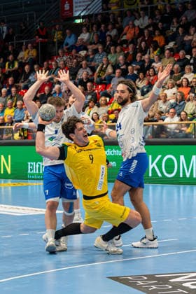 Hagen, Deutschland 24. April 2026: 2. Handball Bundesliga - 2025 2026 - Sp. 29 - VfL Eintracht Hagen gegen Dessau-Roßlauer HV Im Bild: Tilman Pröhl Proehl (VfL) beim Torwurf. Ischelandhalle Nordrhein Westfalen Copyright: xFotostandx xKruczynskix