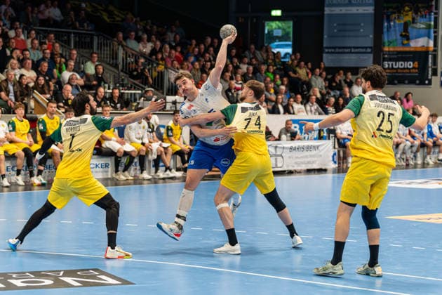 Hagen, Deutschland 24. April 2026: 2. Handball Bundesliga - 2025 2026 - Sp. 29 - VfL Eintracht Hagen gegen Dessau-Roßlauer HV Im Bild: v. li. im Zweikampf Pouya Norouzi (VfL), Marcel Nowak (DRHV) und Josip Jukic (VfL) Ischelandhalle Nordrhein Westfalen Copyright: xFotostandx xKruczynskix