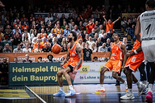 1. Basketball Bundesliga, easyCredit BBL, Saison 2025 2026, Herren, Hauptrunde, 31. Spieltag, 24.04.2026, RASTA Vechta - Löwen Braunschweig Tevin Brown ( 10 - RASTA Vechta) zeigt Emotionen während der Partie Vechta RASTA Dome Niedersachsen Deutschland