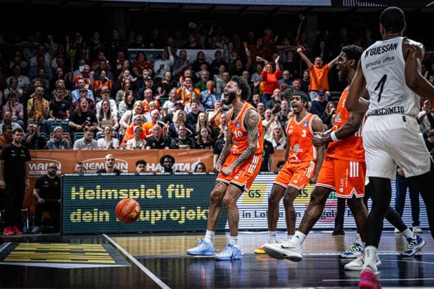1. Basketball Bundesliga, easyCredit BBL, Saison 2025 2026, Herren, Hauptrunde, 31. Spieltag, 24.04.2026, RASTA Vechta - Löwen Braunschweig Tevin Brown ( 10 - RASTA Vechta) zeigt Emotionen während der Partie Vechta RASTA Dome Niedersachsen Deutschland