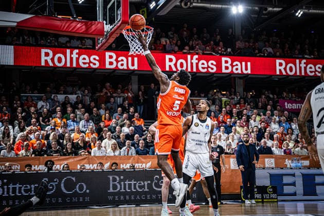 1. Basketball Bundesliga, easyCredit BBL, Saison 2025 2026, Herren, Hauptrunde, 31. Spieltag, 24.04.2026, RASTA Vechta - Löwen Braunschweig TJ Bamba ( 5 - RASTA Vechta) beim Korbleger Vechta RASTA Dome Niedersachsen Deutschland
