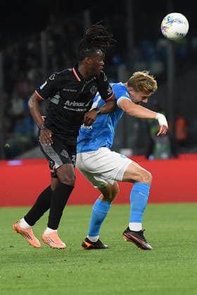 CALCIO - Serie A - SSC Napoli vs US Cremonese Rasmus Hojlund of SSC Napoli competes for the ball with Warren Bondo of US.Cremonese during the Serie A Enelive match between SSC Napoli vs US Cremonese at Diego Armando Maradona Stadium Naples Italy  Copyright: xIPAxSport ABACAx