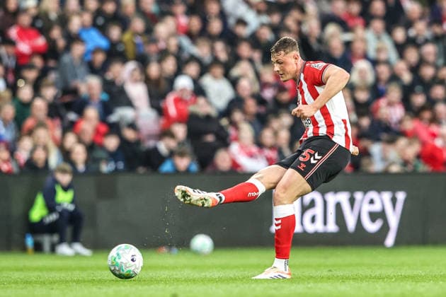 Premier League: Sunderland v Nottingham Forest Daniel Ballard of Sunderland passes the ball during the Premier League match Sunderland vs Nottingham Forest at Stadium Of Light, Sunderland, United Kingdom on 24 April 2026 (Photo by Alfie Cosgrove News Images) Sunderland Stadium Of Light Tyne and Wear United Kingdom Copyright: xAlfiexCosgrove NewsxImagesx