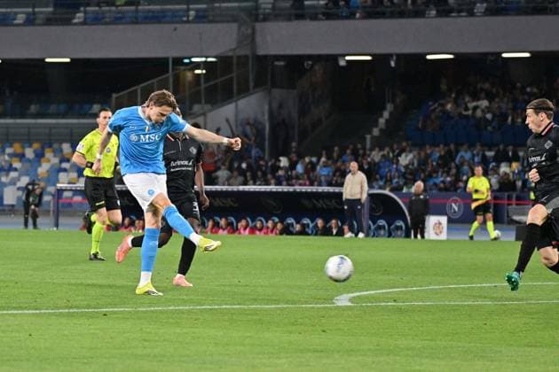 Foto IPP Felice De Martino Napoli 24 04 2026 Calcio Campionato serie A 2025-2026 Napoli - Cremonese Nella foto: Gol di Scott McTominay Italy Photo Press World Copyright Napoli italy Italia ITALY  Copyright: xR4924_italyphotopressx
