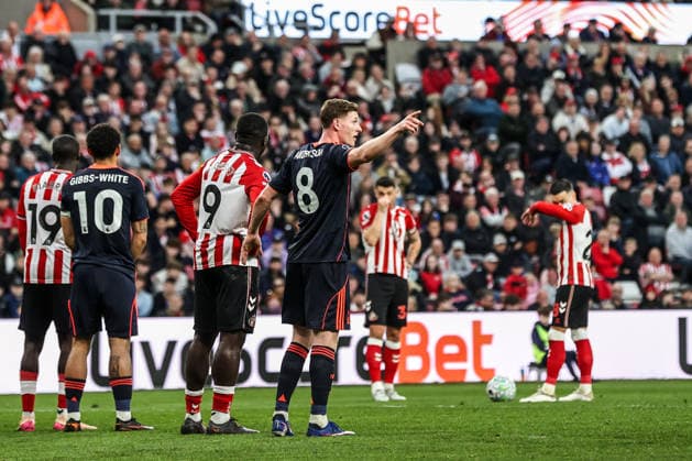 Premier League: Sunderland v Nottingham Forest Elliot Anderson of Nottingham Forest gives his team instructions during the Premier League match Sunderland vs Nottingham Forest at Stadium Of Light, Sunderland, United Kingdom on 24 April 2026 (Photo by Alfie Cosgrove News Images) Sunderland Stadium Of Light Tyne and Wear United Kingdom Copyright: xAlfiexCosgrove NewsxImagesx