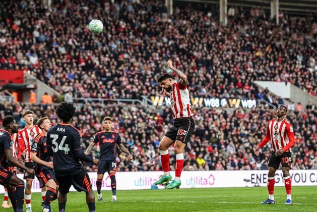 Premier League: Sunderland v Nottingham Forest Omar Alderete of Sunderland heads on goal during the Premier League match Sunderland vs Nottingham Forest at Stadium Of Light, Sunderland, United Kingdom on 24 April 2026 (Photo by Alfie Cosgrove News Images) Sunderland Stadium Of Light Tyne and Wear United Kingdom Copyright: xAlfiexCosgrove NewsxImagesx