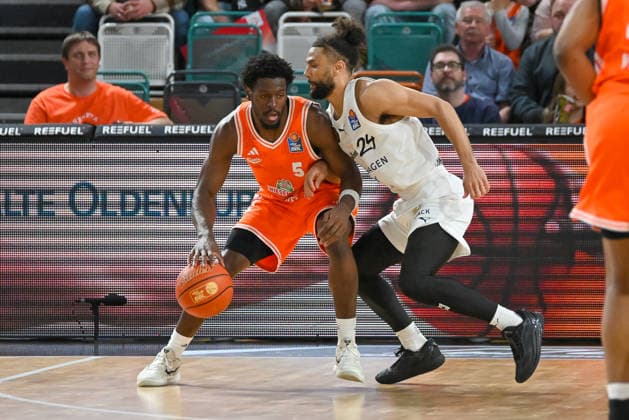 TJ Bamba (RASTA Vechta, 05) am Ball gegen Kaza Kajami-Keane (Basketball Loewen Braunschweig, 24) RASTA Vechta vs. Basketball Loewen Braunschweig, easyCredit Basketball Bundesliga, 31. Spieltag, Saison 2025 2026, 24.04.2026, RASTA Vechta vs. Basketball Loewen Braunschweig, easyCredit Basketball Bundesliga, 31. Spieltag, Saison 2025 2026, 24.04.2026 Vechta Copyright: xEibner-Pressefoto RobertxGertzenx EP_RGN