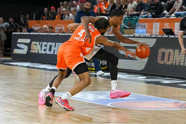 David Nguessan (Basketball Loewen Braunschweig, 01) am Ball gegen Lloyd Pandi (RASTA Vechta, 41) RASTA Vechta vs. Basketball Loewen Braunschweig, easyCredit Basketball Bundesliga, 31. Spieltag, Saison 2025 2026, 24.04.2026, RASTA Vechta vs. Basketball Loewen Braunschweig, easyCredit Basketball Bundesliga, 31. Spieltag, Saison 2025 2026, 24.04.2026 Vechta Copyright: xEibner-Pressefoto RobertxGertzenx EP_RGN