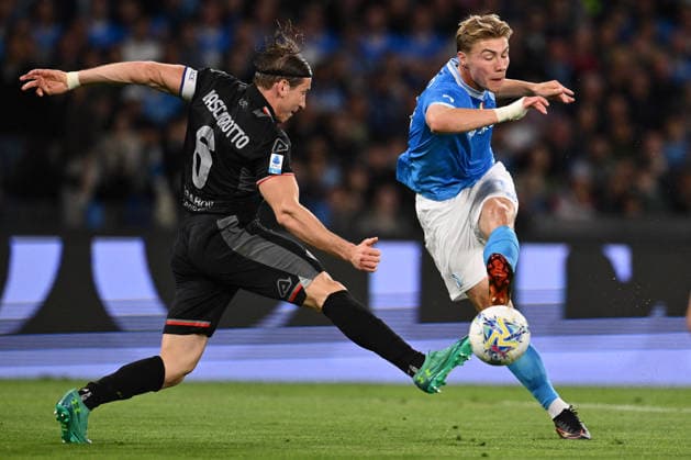 CALCIO - Serie A - SSC Napoli vs US Cremonese Rasmus Hojlund of S.S.C. Napoli and Federico Baschirotto of U.S. Cremonese are in action during the 34th day of the Serie A Championship between S.S.C. Napoli and U.S. Cremonese at the Diego Armando Maradona Stadium on April 24, 2026 in Naples, Italy. Naples Italy  Copyright: xIPAxSport ABACAx