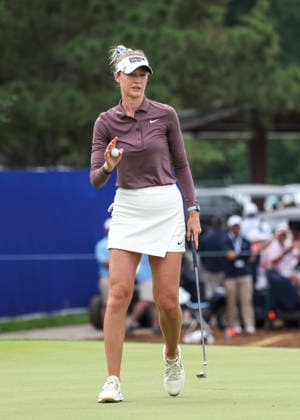 HOUSTON, TX - APRIL 24: Nelly Korda (USA) waves to spectators on 9 green during the second round of The Chevron Championship on April 24, 2026 at Memorial Park Golf Course in Houston, Texas. (Photo by Leslie Plaza Johnson Icon Sportswire) GOLF: APR 24 LPGA, Golf Damen The Chevron Championship EDITORIAL USE ONLY Icon2604240172