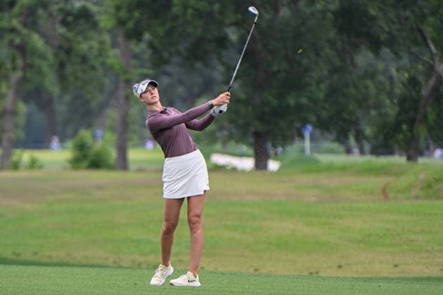 HOUSTON, TX - APRIL 24: Nelly Korda (USA) watches her approach shot on 8 during the second round of The Chevron Championship on April 24, 2026, at Memorial Park Golf Course in Houston, Texas. (Photo by Ken Murray Icon Sportswire) GOLF: APR 24 LPGA, Golf Damen The Chevron Championship EDITORIAL USE ONLY Icon2604240242