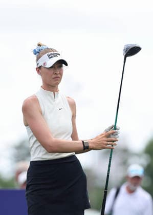 HOUSTON, TX - APRIL 23: Nelly Korda (USA) watches her tee shot at 1 during the first round of The Chevron Championship on April 23, 2026 at Memorial Park Golf Course in Houston, Texas. (Photo by Leslie Plaza Johnson Icon Sportswire) GOLF: APR 23 LPGA, Golf Damen The Chevron Championship EDITORIAL USE ONLY Icon2604230191