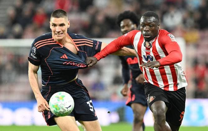 Nikola Milenkovic of Nottingham Forest and Brian Brobbey of Sunderland Sunderland v Nottingham Forest, Premier League, Football, Stadium of Light, Sunderland, UK - 24 Apr 2026Sunderland Stadium of Light United Kingdom EDITORIAL USE ONLY No use with unauthorised audio, video, data, fixture lists, club league logos or live services. Online in-match use limited to 120 images, no video emulation. No use in betting, games or single club league player publications. Copyright: xGreigxCowie Shutterstockx 16837541cd