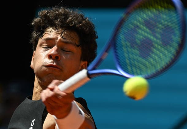 (260425) -- MADRID, April 25, 2026 -- Ben Shelton hits a return during the men s singles round of 64 match between Dino Prizmic of Croatia and Ben Shelton of the United States at the 2026 Madrid Open tennis tournament in Madrid, Spain, on April 24, 2026. ) (SP)SPAIN-MADRID-TENNIS-MADRID OPEN-MEN S SINGLES ChengxMin 