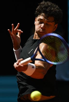 (260425) -- MADRID, April 25, 2026 -- Ben Shelton hits a return during the men s singles round of 64 match between Dino Prizmic of Croatia and Ben Shelton of the United States at the 2026 Madrid Open tennis tournament in Madrid, Spain, on April 24, 2026. ) (SP)SPAIN-MADRID-TENNIS-MADRID OPEN-MEN S SINGLES ChengxMin 