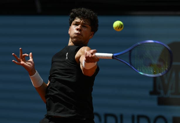 (260425) -- MADRID, April 25, 2026 -- Ben Shelton hits a return during the men s singles round of 64 match between Dino Prizmic of Croatia and Ben Shelton of the United States at the 2026 Madrid Open tennis tournament in Madrid, Spain, on April 24, 2026. ) (SP)SPAIN-MADRID-TENNIS-MADRID OPEN-MEN S SINGLES ChengxMin 