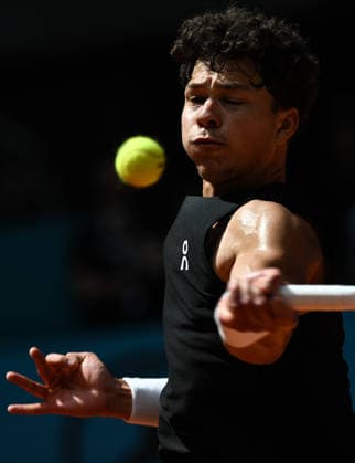 (260425) -- MADRID, April 25, 2026 -- Ben Shelton hits a return during the men s singles round of 64 match between Dino Prizmic of Croatia and Ben Shelton of the United States at the 2026 Madrid Open tennis tournament in Madrid, Spain, on April 24, 2026. ) (SP)SPAIN-MADRID-TENNIS-MADRID OPEN-MEN S SINGLES ChengxMin 