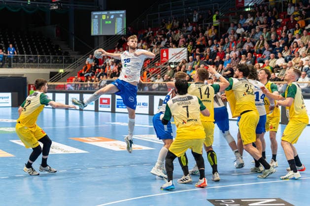 Hagen, Deutschland 24. April 2026: 2. Handball Bundesliga - 2025 2026 - Sp. 29 - VfL Eintracht Hagen gegen Dessau-Roßlauer HV Im Bild: Yannick Danneberg (DRHV) beim Sprungwurf gegen die Mauer von Pouya Norouzi (VfL), Niclas Pieczkowski (VfL), Philip Jungemann (VfL), Pierre Busch (VfL) und Alexander Knak (VfL) Ischelandhalle Nordrhein Westfalen Copyright: xFotostandx xKruczynskix
