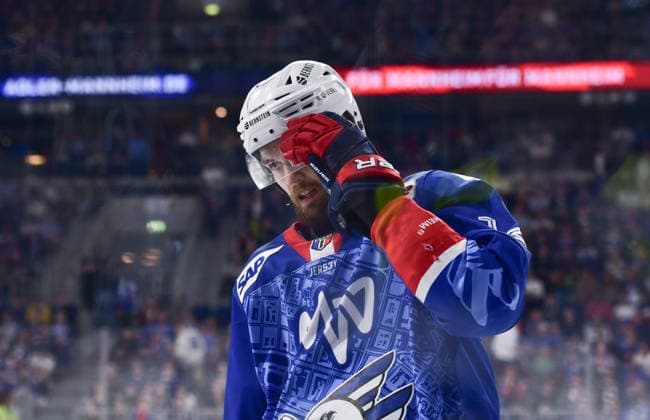 24.04.2026, xblx, Eishockey Penny DEL Finale 2026, Adler Mannheim - Eisbären Berlin v.l. William Worge Kreü Kreue (Adler Mannheim), enttäuscht, enttaeuscht schauend, dissapointed, Enttäuschung, Enttaeuschung (DFL DFB REGULATIONS PROHIBIT ANY USE OF PHOTOGRAPHS as IMAGE SEQUENCES and or QUASI-VIDEO) Mannheim