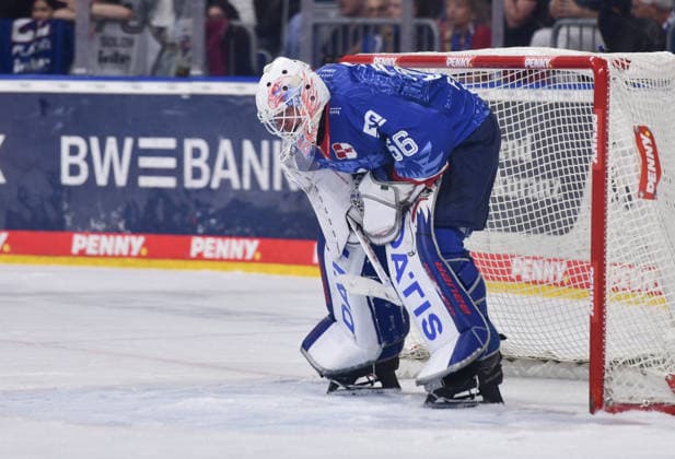 24.04.2026, xblx, Eishockey Penny DEL Finale 2026, Adler Mannheim - Eisbären Berlin v.l. Maximilian Franzreb (Adler Mannheim) enttäuscht, enttaeuscht schauend, dissapointed, Enttäuschung, Enttaeuschung (DFL DFB REGULATIONS PROHIBIT ANY USE OF PHOTOGRAPHS as IMAGE SEQUENCES and or QUASI-VIDEO) Mannheim