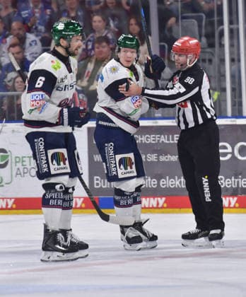 24.04.2026, xblx, Eishockey Penny DEL Finale 2026, Adler Mannheim - Eisbären Berlin v.l. Kai Wissmann (Eisbären Berlin), Jonas Müller Mueller (Eisbären Berlin), Linesman (DFL DFB REGULATIONS PROHIBIT ANY USE OF PHOTOGRAPHS as IMAGE SEQUENCES and or QUASI-VIDEO) Mannheim