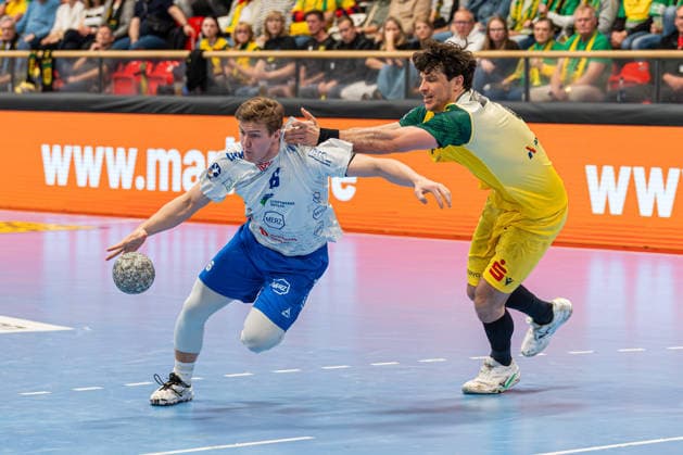 Hagen, Deutschland 24. April 2026: 2. Handball Bundesliga - 2025 2026 - Sp. 29 - VfL Eintracht Hagen gegen Dessau-Roßlauer HV Im Bild: v. li. im Zweikampf Fritz-Leon Haake (DRHV) und Tilman Pröhl Proehl (VfL) Ischelandhalle Nordrhein Westfalen Copyright: xFotostandx xKruczynskix