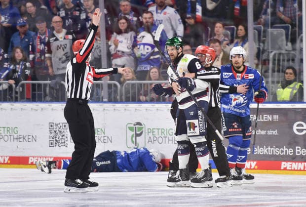 24.04.2026, xblx, Eishockey Penny DEL Finale 2026, Adler Mannheim - Eisbären Berlin v.l. Leon Gawanke (Adler Mannheim), verletzt, Verletzung, Kai Wissmann (Eisbären Berlin), John Gilmour (Adler Mannheim) (DFL DFB REGULATIONS PROHIBIT ANY USE OF PHOTOGRAPHS as IMAGE SEQUENCES and or QUASI-VIDEO) Mannheim