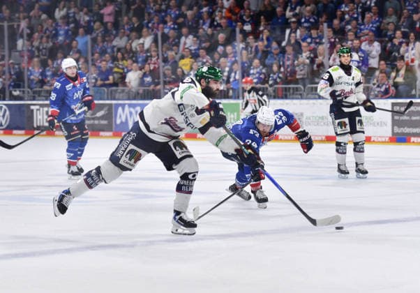 24.04.2026, xblx, Eishockey Penny DEL Finale 2026, Adler Mannheim - Eisbären Berlin v.l. Liam Kirk (Eisbären Berlin), Tom Kühnhackl Kuehnhackl (Adler Mannheim) (DFL DFB REGULATIONS PROHIBIT ANY USE OF PHOTOGRAPHS as IMAGE SEQUENCES and or QUASI-VIDEO) Mannheim