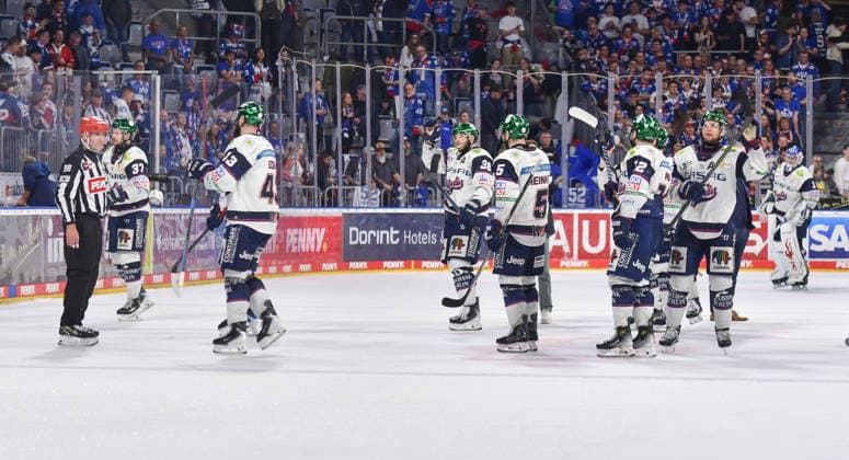 24.04.2026, xblx, Eishockey Penny DEL Finale 2026, Adler Mannheim - Eisbären Berlin v.l. Berlin bedankt bedanken sich bei den Fans (DFL DFB REGULATIONS PROHIBIT ANY USE OF PHOTOGRAPHS as IMAGE SEQUENCES and or QUASI-VIDEO) Mannheim